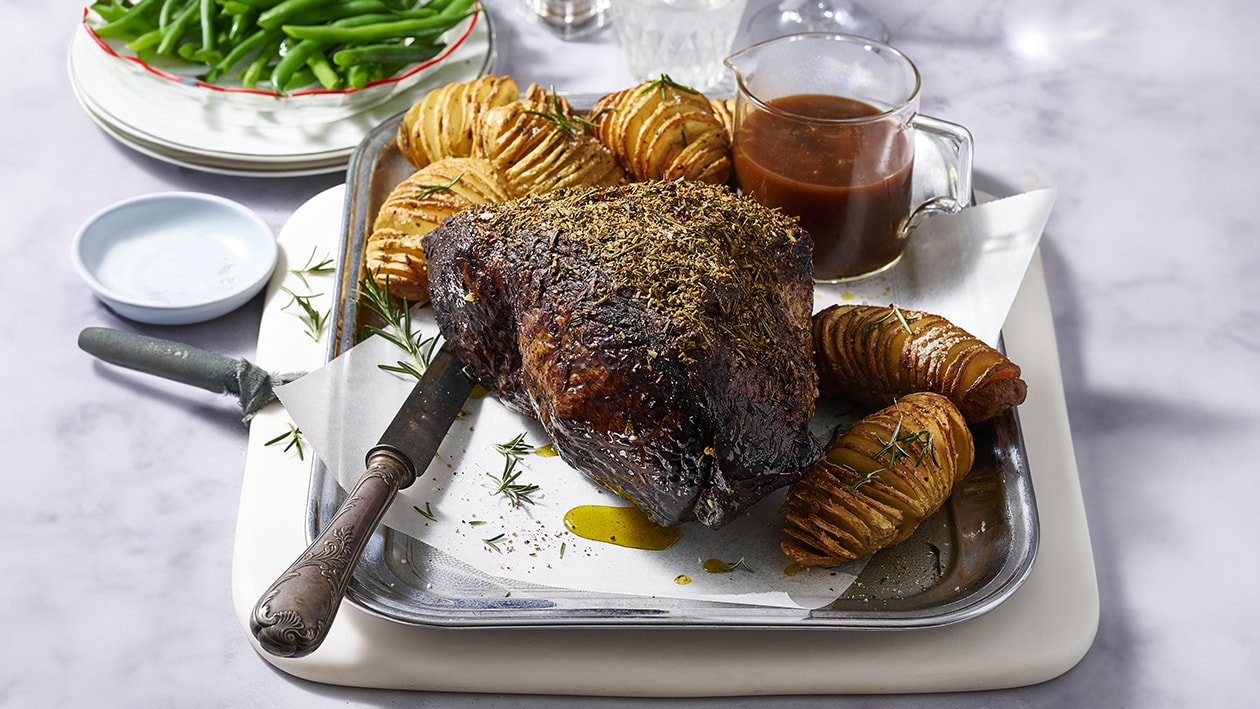 Rostbiff, Hasselback Potatoes, Sticky Balsamic Gravy – Recipe